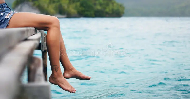 files/pieds-lac-et-voyager-avec-une-femme-en-plein-air-sur-un-pont-calme-pour-se-detendre-de-l-eau-paix-espace-simulation-tatouage-278581661.webp